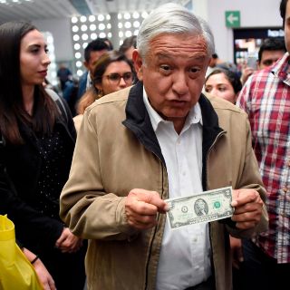 López Obrador muestra amuletos previo a su visita a la tierra del "Chapo"