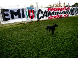 ''Emi, nunca caminarás solo'', reza una gran bandera colgada frente al club en plena pampa húmeda. AP / N. Pisarenko