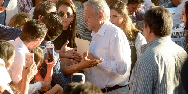 L&oacute;pez Obrador manda a hacerle "una limpia" a la silla presidencial