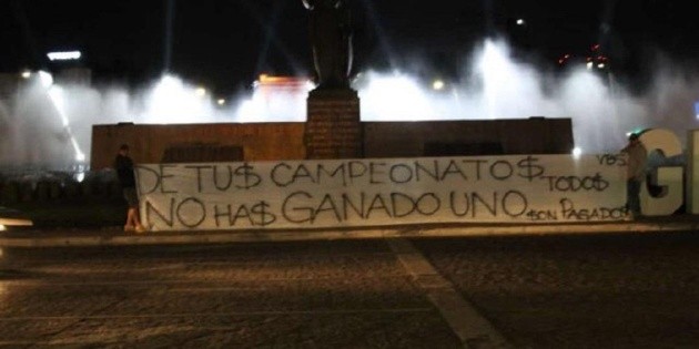 Mantas atlistas contra Chivas desatan la pol&eacute;mica antes del Cl&aacute;sico