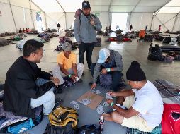 Aspectos del recorrido por el campamento de migrantes instalado en el Estadio Jesús Martínez 