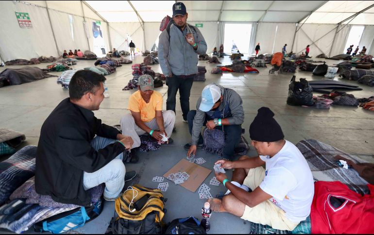Aspectos del recorrido por el campamento de migrantes instalado en el Estadio Jesús Martínez 