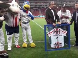 La entrega del reconocimiento se dio previo al Clásico Tapatío. TWITTER