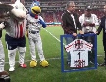 La entrega del reconocimiento se dio previo al Clásico Tapatío. TWITTER