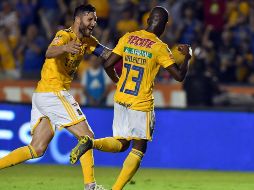 Enner Valencia (d) y André-Pierre Gignac (i) de Tigres festejan una anotación ante Rayos de Necaxa. EFE/M. Sierra