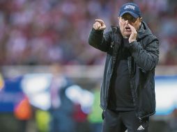 Ángel Guillermo Hoyos no pudo descifrar el planteamiento ofensivo que implementó su homólogo de Chivas, José Saturnino Cardozo. MEXSPORT