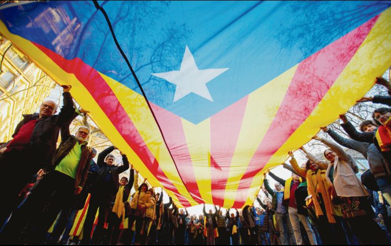 Catalanes exigen el fin de los procesos legales para líderes independentistas. EFE
