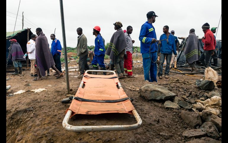 Labores de rescate se realizan en una mina de oro inundada en Kadoma, Zimbabwe. Rescatisas han recuperado 24 cuerpos y ocho sobrevivientes de dos minas inundadas. AFP/J. Njikizana