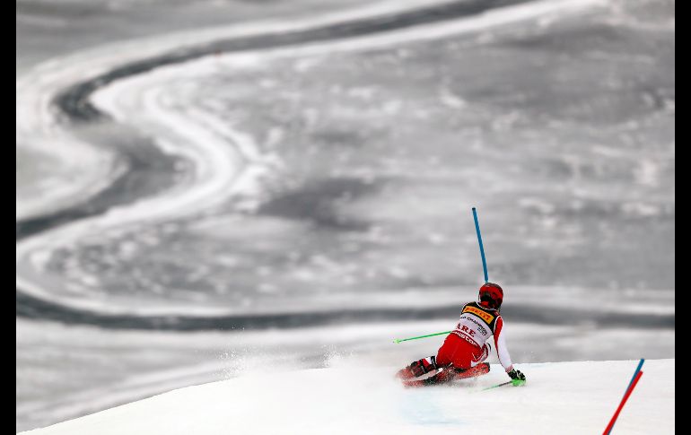 El austriaco Marcel Hirscher acelera para ganar la prueba de eslalon en el Campeonato Mundial de esquí alpino, disputado en Are, Suecia. AP/G. Facciotti