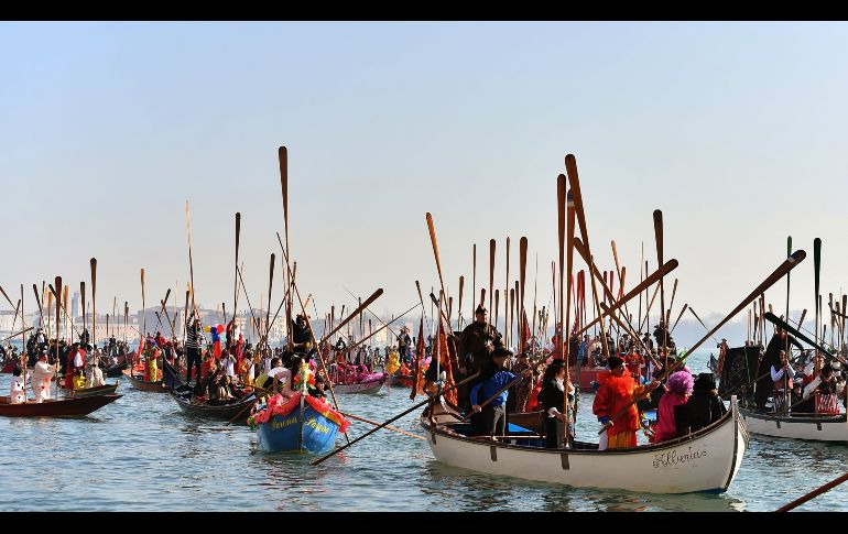 Botes con personas enmascaradas circulan por el Gran Canal, durante la regata inaugural del Carnaval de Venecia, en Italia. AFP/V. Pinto