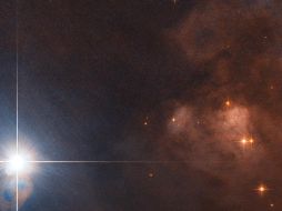 La estrella se encuentra dentro de NGC 1333, una nebulosa de reflexión llena de gas y polvo. TWITTER / @NASAHubble