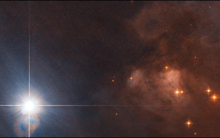 La estrella se encuentra dentro de NGC 1333, una nebulosa de reflexión llena de gas y polvo. TWITTER / @NASAHubble