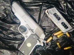 Luego de una revisión se localizó en el vehículo un arma de fuego calibre 45 con seis cartuchos útiles. ESPECIAL / Policía de Guadalajara