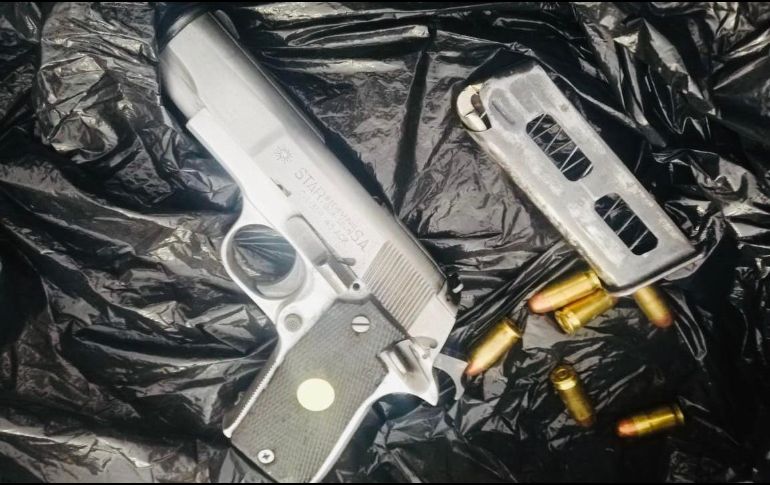 Luego de una revisión se localizó en el vehículo un arma de fuego calibre 45 con seis cartuchos útiles. ESPECIAL / Policía de Guadalajara