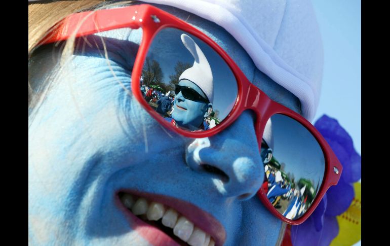 La ciudad congregó el sábado a personas pintadas de azul y con gorros blancos o rojos, en homenaje a los personajes animados.