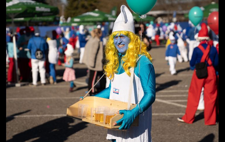 Con todo y cerveza. Los pitufos fueron creados por el belga Pierre Culliford 