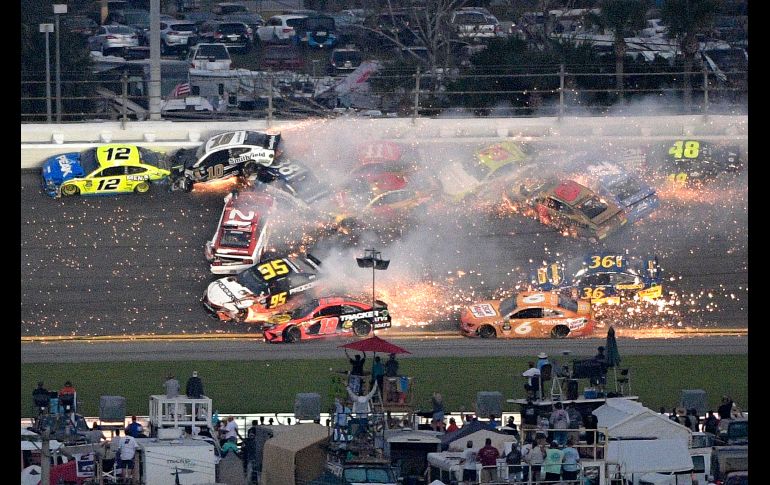 Un choque múltiple se registra en la carrera Daytona 500 de NASCAR, disputada en Daytona Beach, Florida. AP/P. Ebenhack