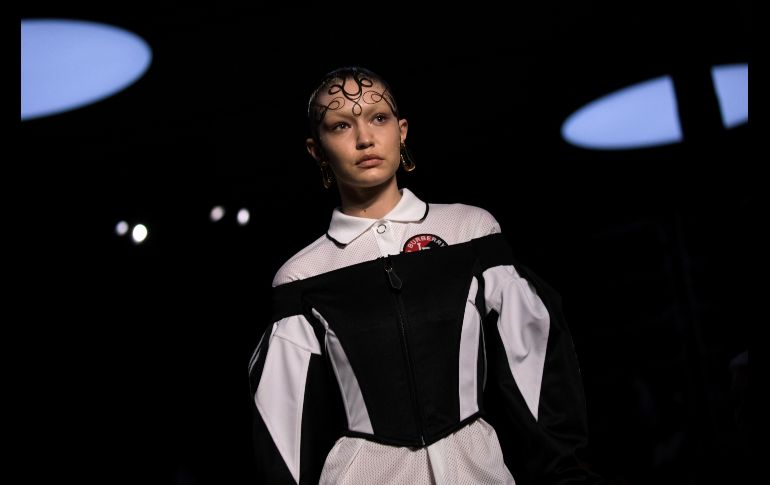 La modelo Gigi Hadid muestra diseños de la colección otoño-invierno de Burberry, durante la Semana de la Moda en Londres. AP/Invision/V. Le Caer