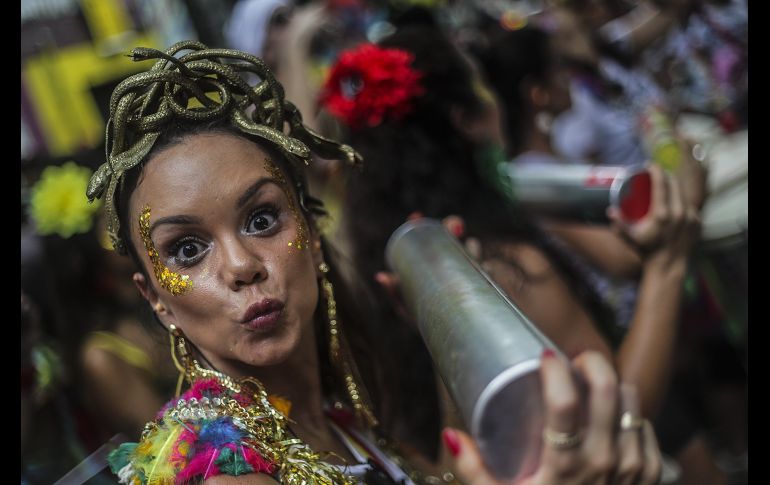 Una mujer participa en la comparsa de carnaval 