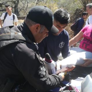Policía tapatía ayuda a dos mujeres en la Barranca de Huentitán