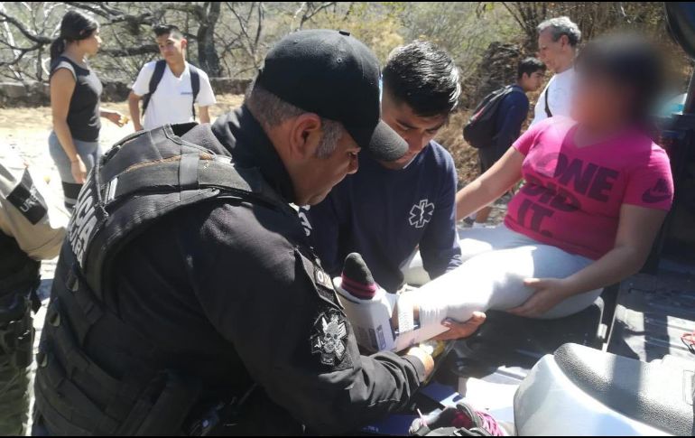 Las mujeres recibieron atención médica, y los uniformados las acompañaron hasta la parte superior de la barranca. ESPECIAL / Policía de Guadalajara