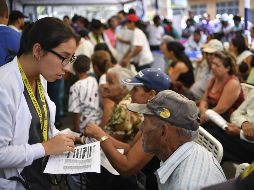 A solicitud de Guaidó, grupos de voluntarios comenzaron a trabajar ayer en varios estados de  Venezuela, en reuniones de preparación y en los llamados campamentos humanitarios. AFP/Y. Cortez