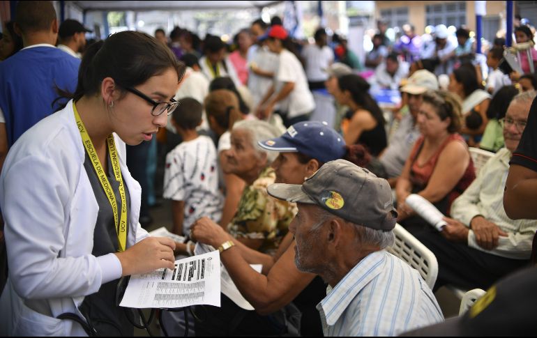 A solicitud de Guaidó, grupos de voluntarios comenzaron a trabajar ayer en varios estados de  Venezuela, en reuniones de preparación y en los llamados campamentos humanitarios. AFP/Y. Cortez