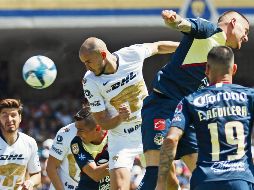 Carlos González remata ante la ineficiente marca de Nicolás Castillo, dándole a Pumas un triunfo como local ante las Águilas que no saboreaban en ocho años. NOTIMEX / A. Monroy