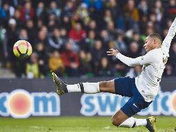 El delantero francés prendió así el balón que le puso Alves. AFP