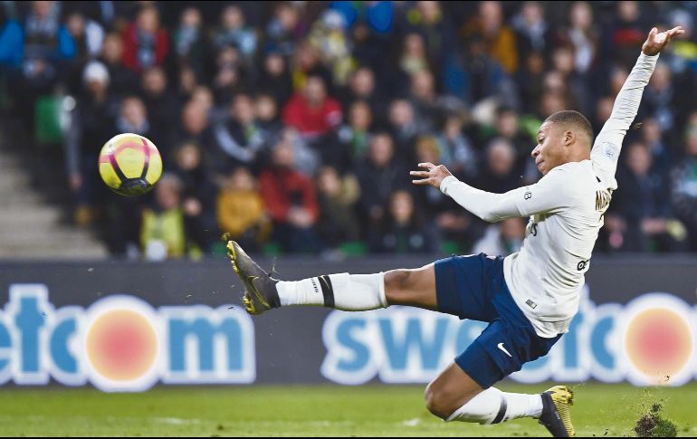 El delantero francés prendió así el balón que le puso Alves. AFP