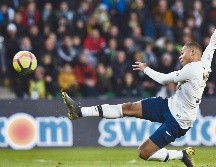 El delantero francés prendió así el balón que le puso Alves. AFP