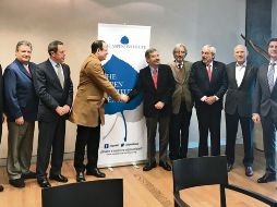 Luis Gerardo del Valle (de saco café) y Juan Ramón de la Fuente. A la izquierda aparecen Ricardo Salinas Pliego, Carlos Álvarez del Castillo y Enrique Berruga, director ejecutivo. ESPECIAL