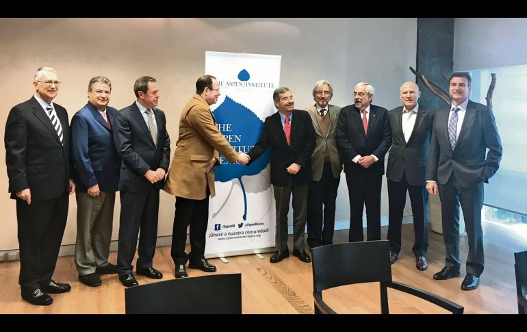 Luis Gerardo del Valle (de saco café) y Juan Ramón de la Fuente. A la izquierda aparecen Ricardo Salinas Pliego, Carlos Álvarez del Castillo y Enrique Berruga, director ejecutivo. ESPECIAL