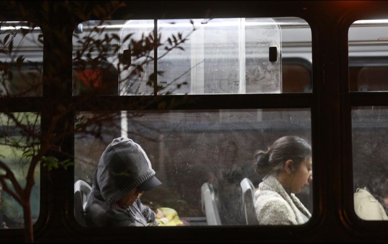 Tiempo muerto en el transporte público es parte de la cotidianidad de muchos. EL INFORMADOR/Archivo