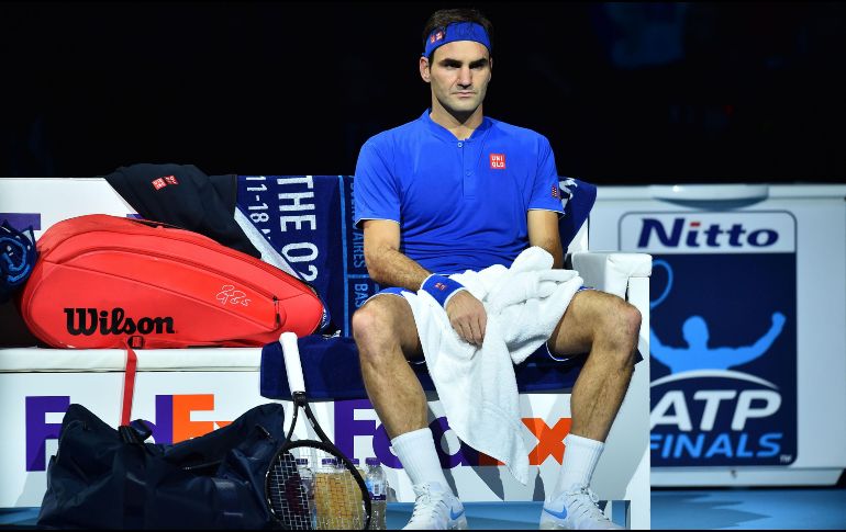 Federer cayó en los octavos de final en Australia colocándolo en sexto lugar el pasado mes de enero. AFP / ARCHIVO