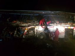 El trágico hecho sucede esta madrugada cerca de la localidad de Machacamarca cuando el vehículo de transporte público impacta con el vehículo de carga. ESPECIAL / Policía de Oruro