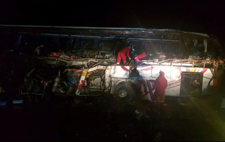 El trágico hecho sucede esta madrugada cerca de la localidad de Machacamarca cuando el vehículo de transporte público impacta con el vehículo de carga. ESPECIAL / Policía de Oruro