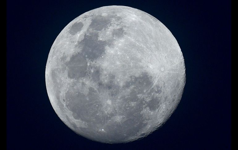 La Luna brilla sobre Karak, en Malasia. AFP/M. Rasfan