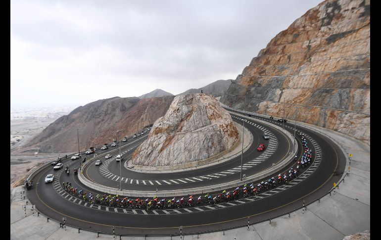 Ciclistas participan en la tercera etapa del Tour de Omán, desde  Shati al-Qurum a Quriyat. AFP/A. Poujoulat