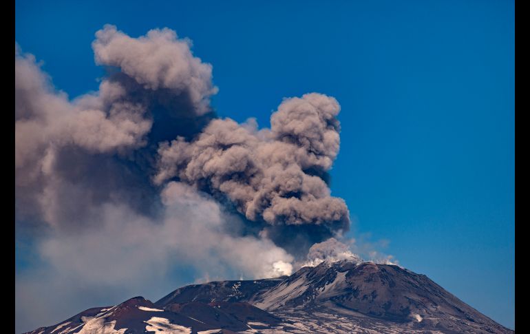 El volcán Etna arroja humo, en una vista desde Nicolosi, Italia. El Etna es el volcán más grande de los tres activos en el país. AP/S. Allegra