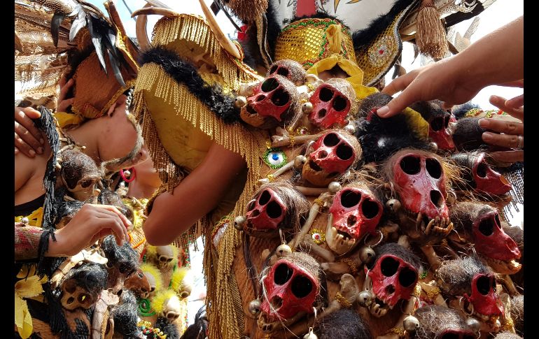 Hombres tatung realizan un rito tradicional en Singkawang, Indonesia, previo al festival 
