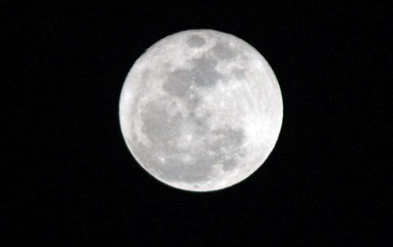 De acuerdo con la NASA, las lunas llenas durante el invierno en el hemisferio norte tienden a registrar mayor brillo porque la Tierra y su satélite natural están más cerca del Sol. NTX / ARCHIVO