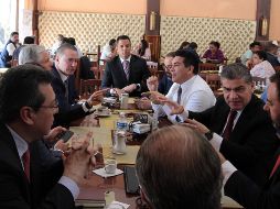 Luego de reunirse con la titular de la Segob, los gobernadores se trasladaron a un café para seguir debatiendo sobre el tema. NTX / F. García