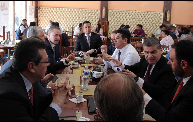 Luego de reunirse con la titular de la Segob, los gobernadores se trasladaron a un café para seguir debatiendo sobre el tema. NTX / F. García