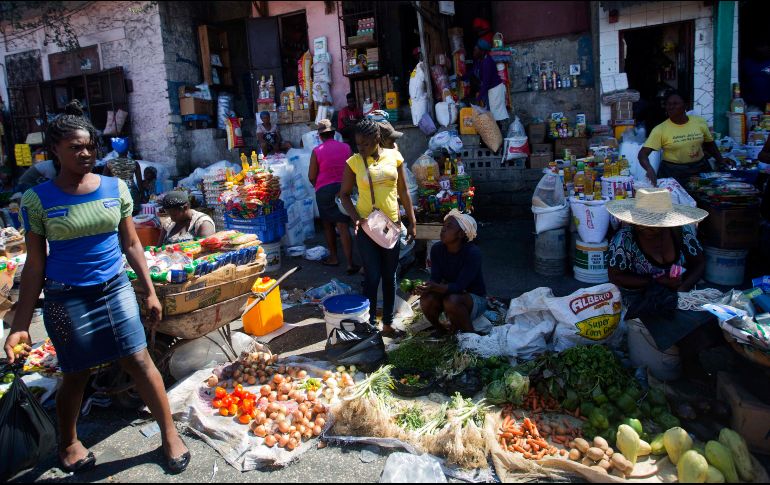 Personas compran alimentos en un mercado callejero de Puerto Príncipe. AP/D. Nalio