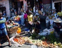 Personas compran alimentos en un mercado callejero de Puerto Príncipe. AP/D. Nalio
