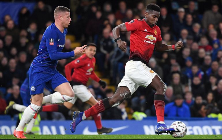 Paul Pogba (d) de Manchester United escapa de la marca de Ross Barkley (i) de Chelsea este lunes durante un partido de la FA Cup. EFE/A. Rain