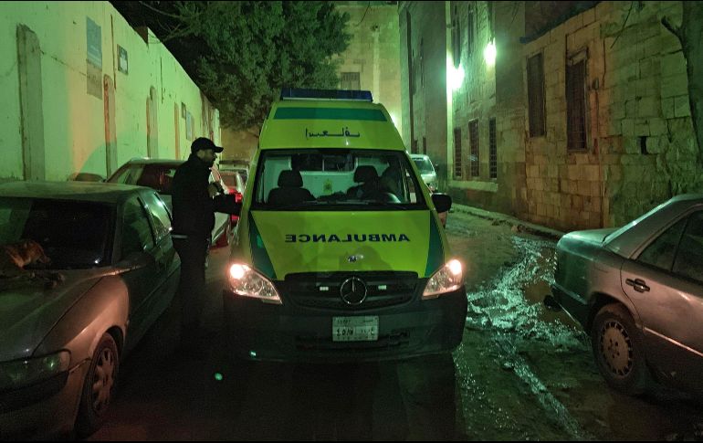 Una ambulancia llega al lugar de una explosión detrás de una mezquita cerca de la Universidad Al-Azhar. EFE/K. Elfiqi