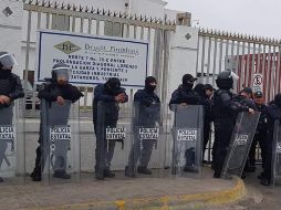 Aproximadamente 30 uniformados se colocaron en la entrada de la maquiladora para permitir el paso de los trabajadores. TWITTER/@PSTUARG