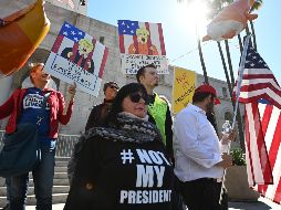 Cientos de personas aprovecharon el feriado del Día de los Presidentes para tachar la declaratoria emitida por Trump como antidemocrática y antiinmigrante. AFP / R. Beck